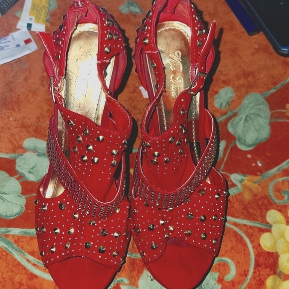 Red hot heels - Picture 3 of 4